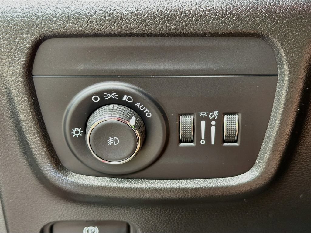 Used 2025 Jeep Grand Cherokee L Limited w/ Luxury Tech Group II AWD/4WD image 29