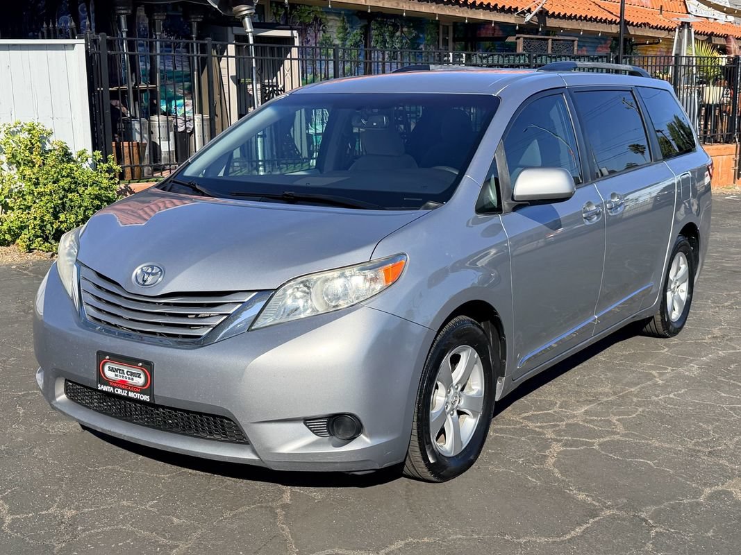 Used 2017 Toyota Sienna LE FWD image 3
