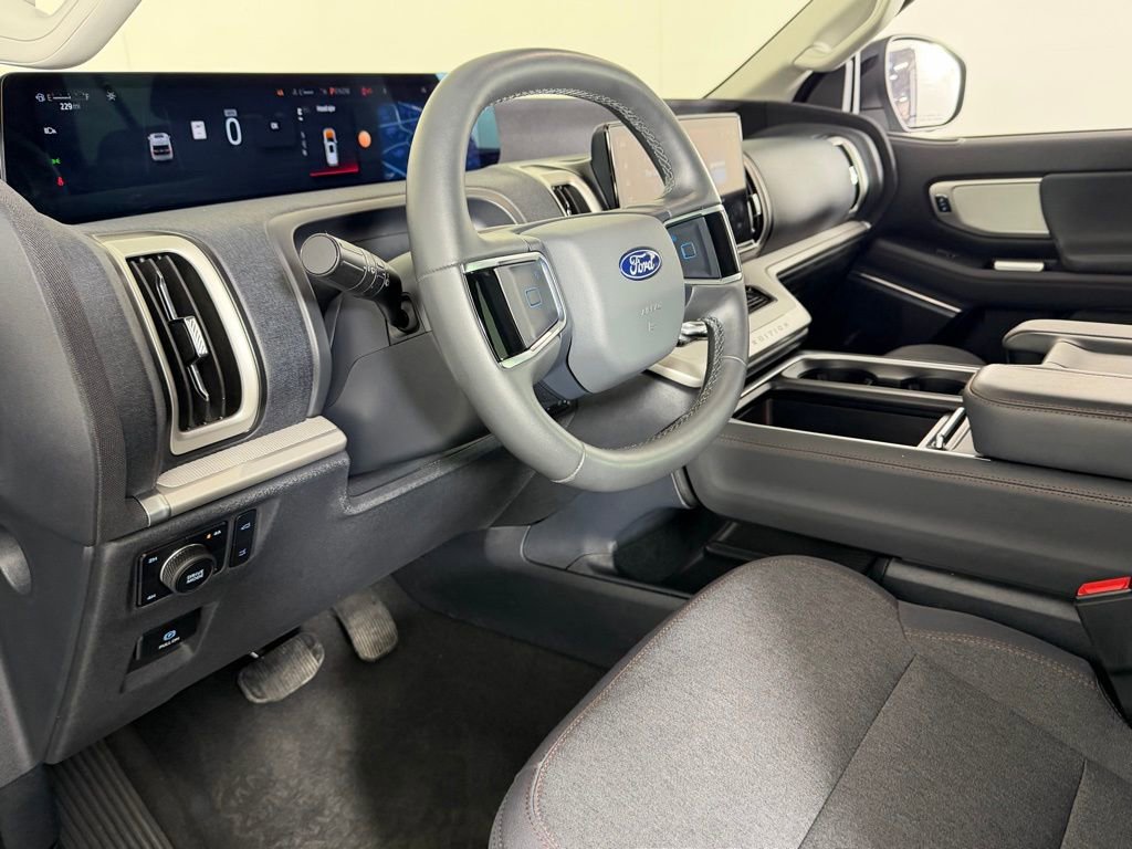 Used 2025 Ford Expedition Active image 20