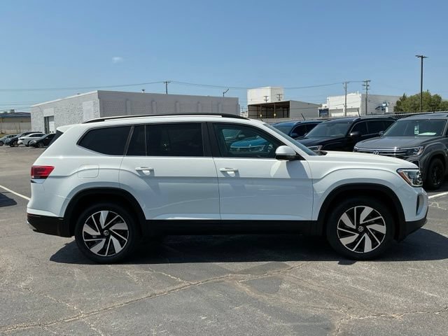 Used 2024 Volkswagen Atlas SE AWD/4WD image 2