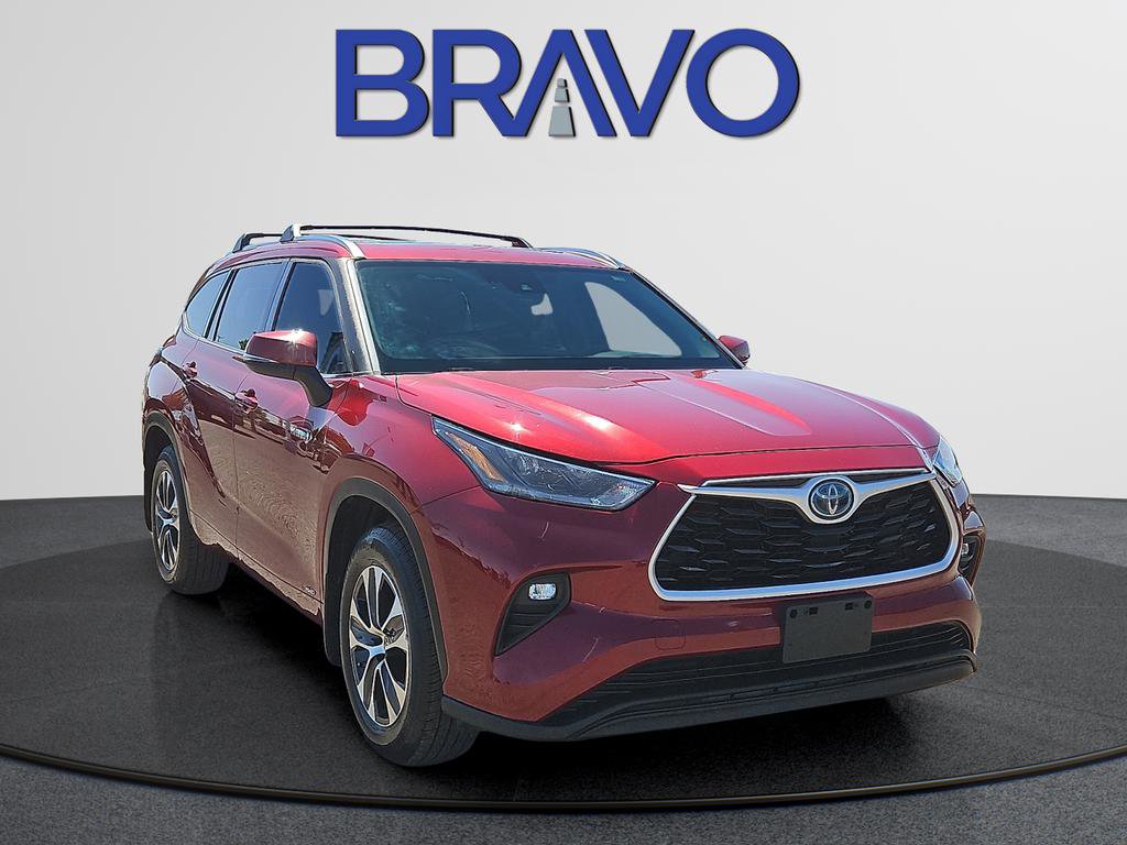 Used 2021 Toyota Highlander XLE AWD/4WD image 2