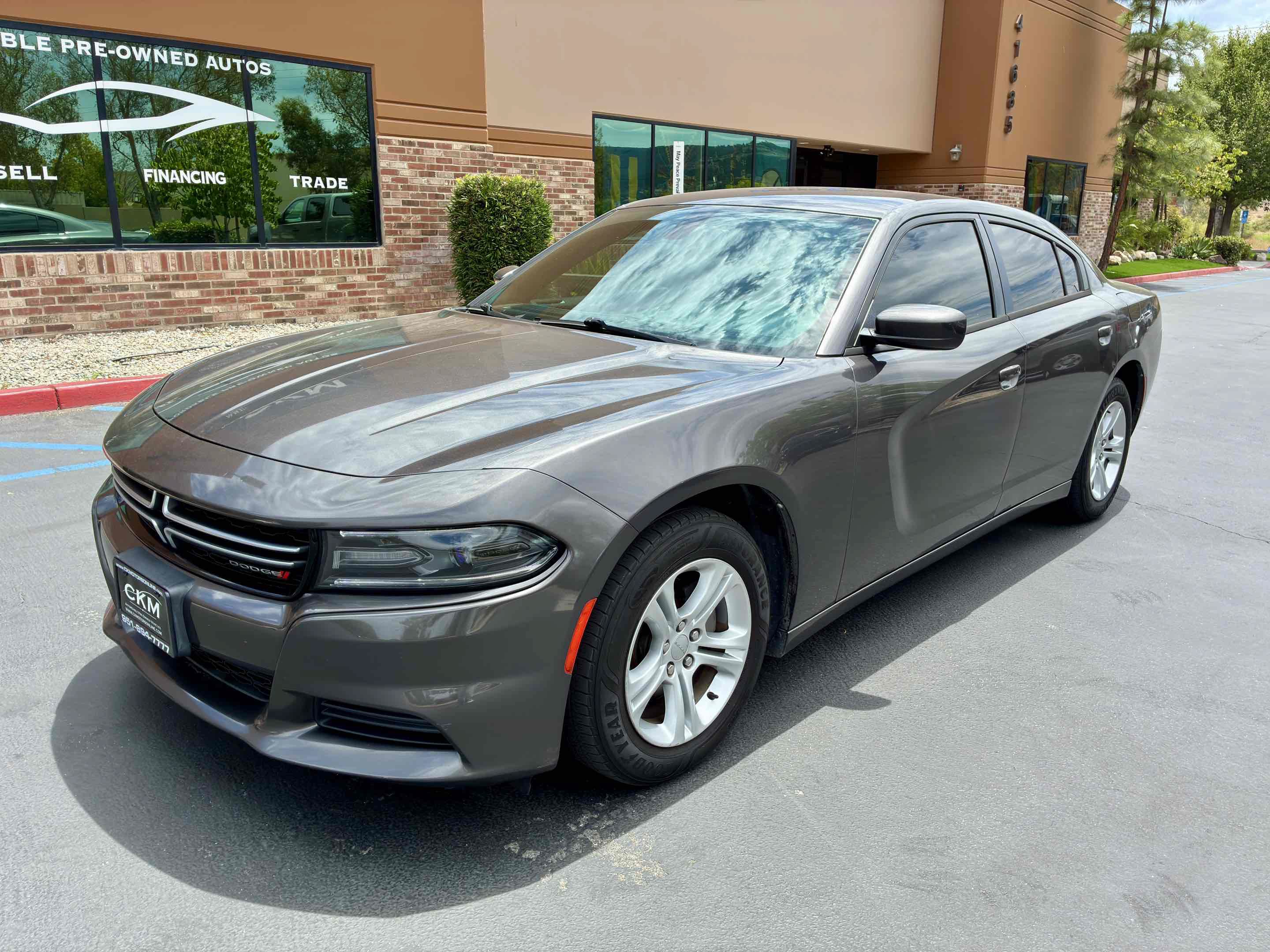 Used 2015 Dodge Charger SE RWD image 4