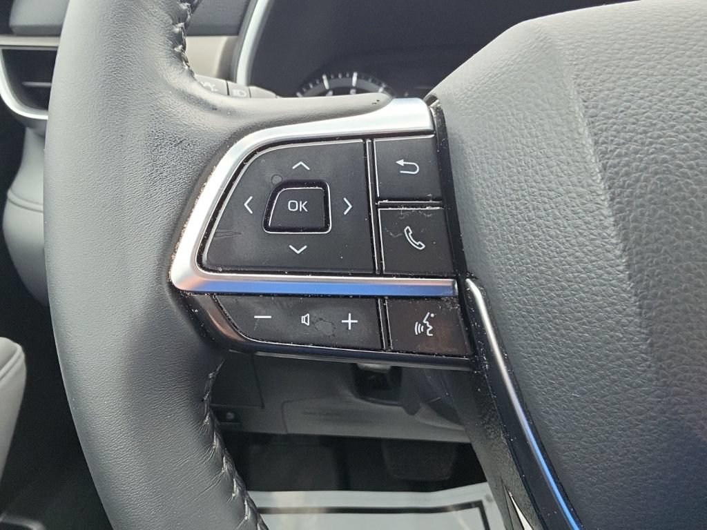 Used 2020 Toyota Highlander XLE AWD/4WD image 11