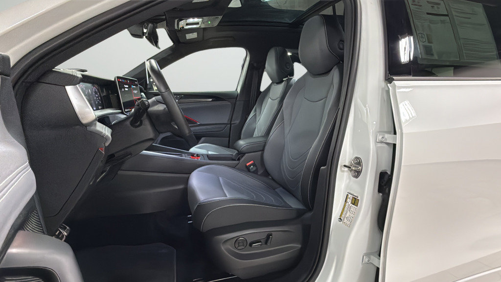 Certified 2025 Volkswagen Tiguan SE R-Line AWD/4WD image 17