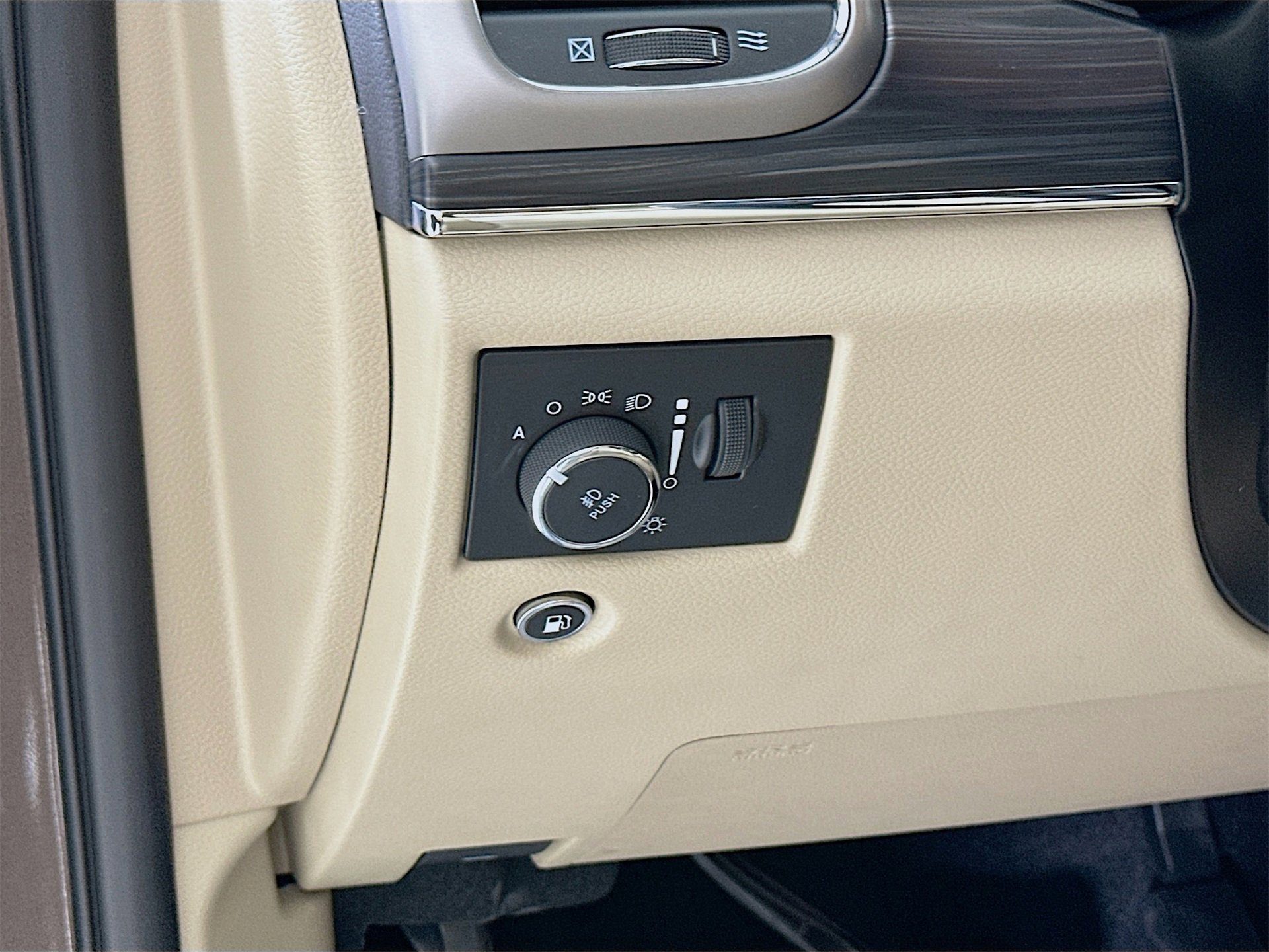 Used 2020 Jeep Grand Cherokee Limited w/ Luxury Group II image 11