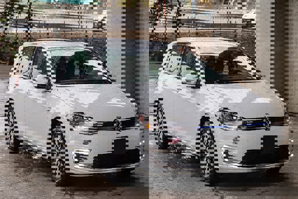 Used 2019 Volkswagen e-Golf SE w/ Driver Assistance Package image 3