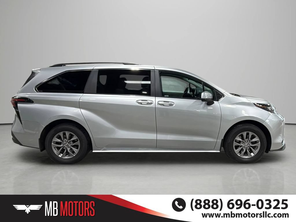 Used 2024 Toyota Sienna LE FWD image 2
