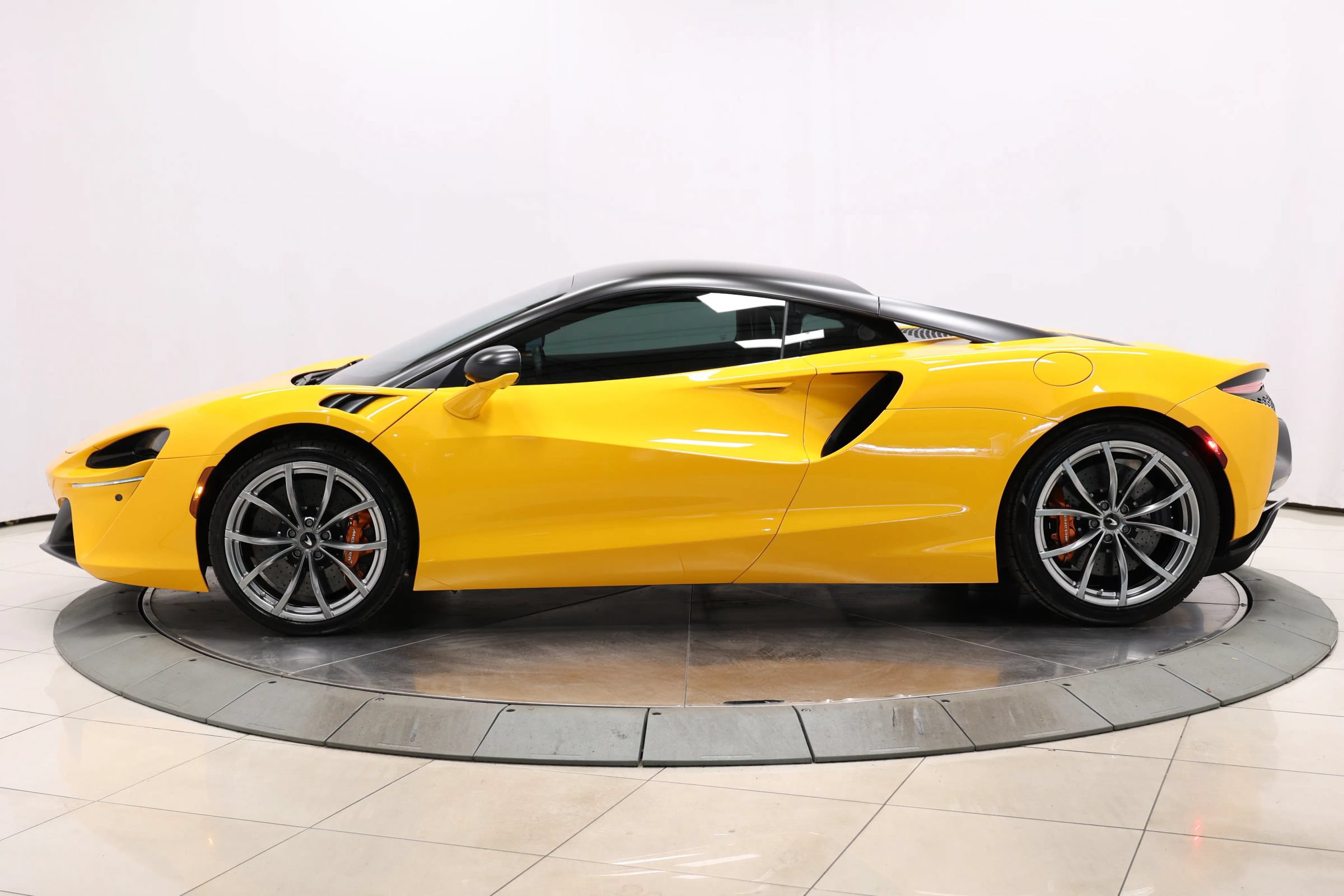 Used 2023 McLaren Artura RWD image 8