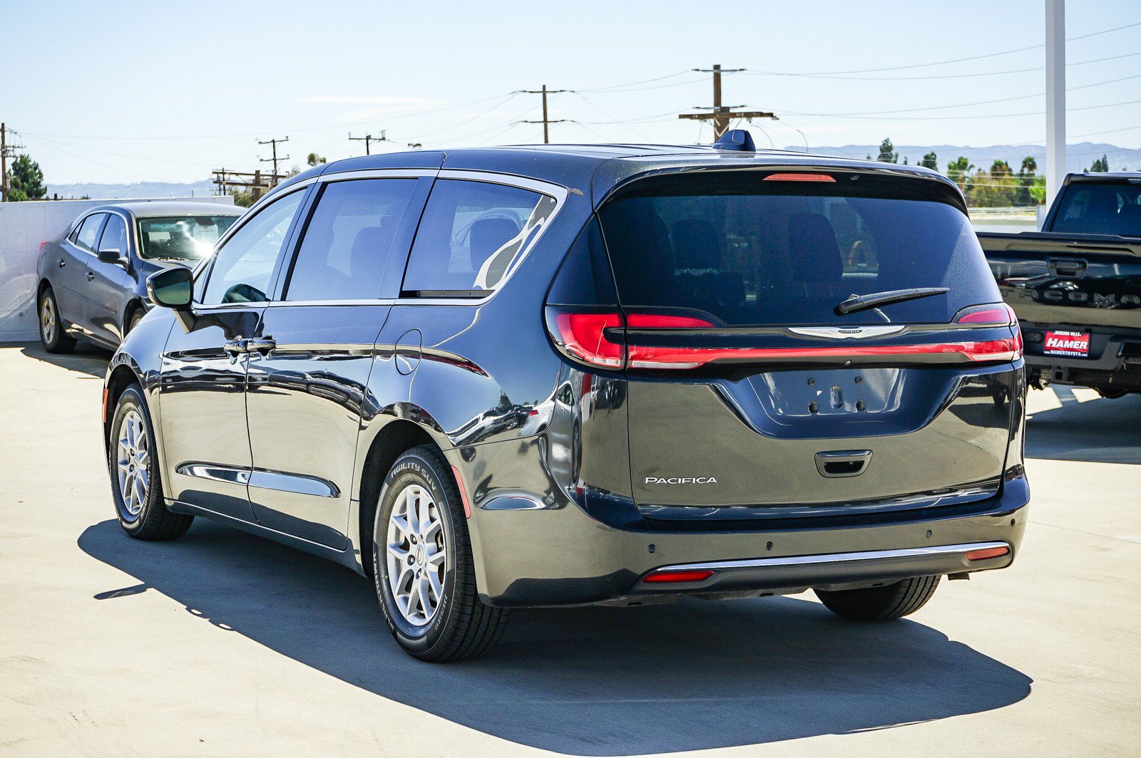 Used 2023 Chrysler Pacifica Touring-L FWD image 5