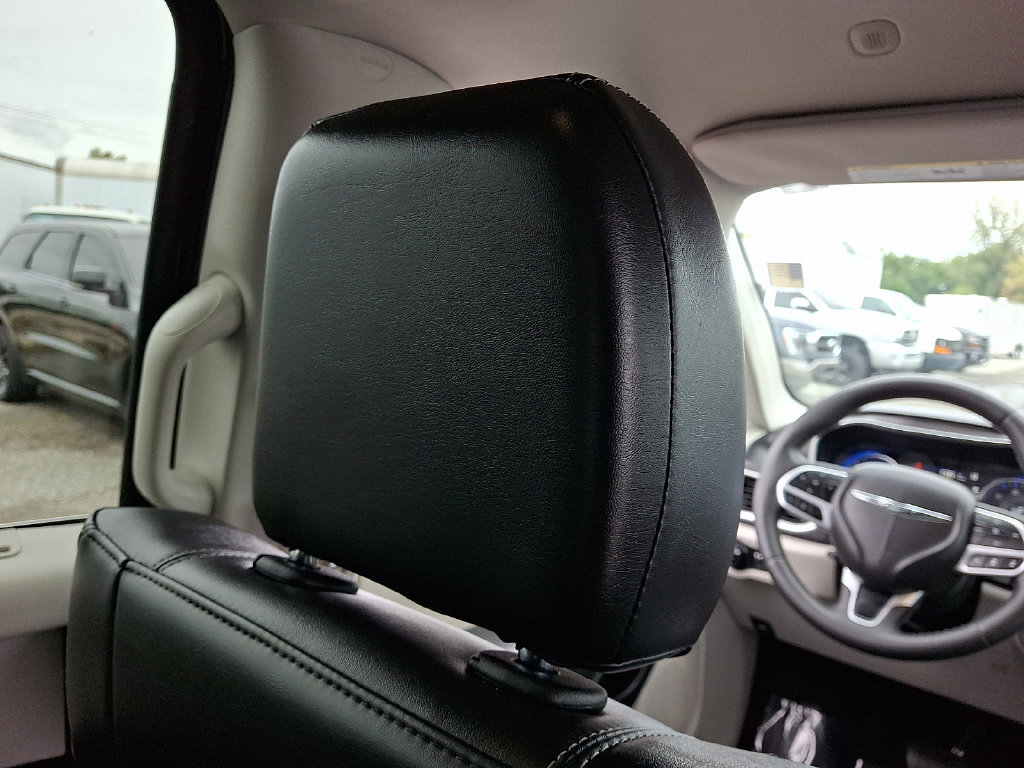 Used 2024 Chrysler Pacifica Touring-L FWD image 14