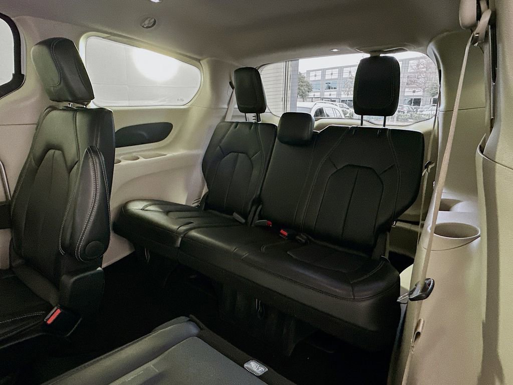 Used 2024 Chrysler Pacifica Touring-L image 25