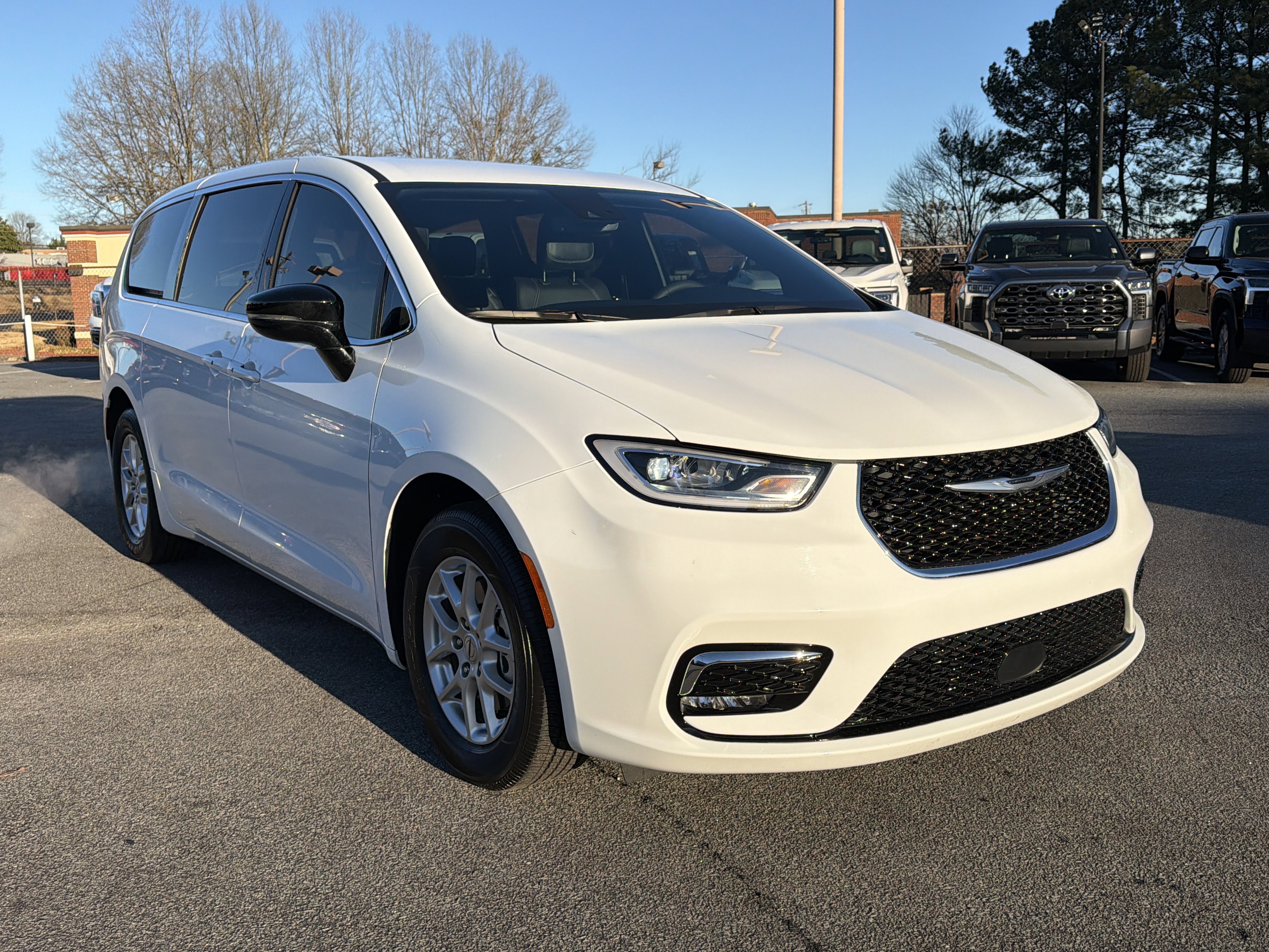 Used 2025 Chrysler Pacifica Select image 4