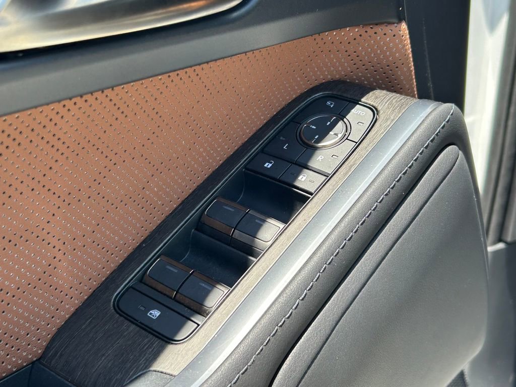 Used 2025 Lexus GX 550 w/ Accessory Package (2T) AWD/4WD image 28