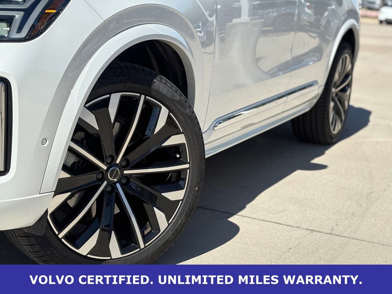 Certified 2025 Volvo XC90 B6 Plus image 9