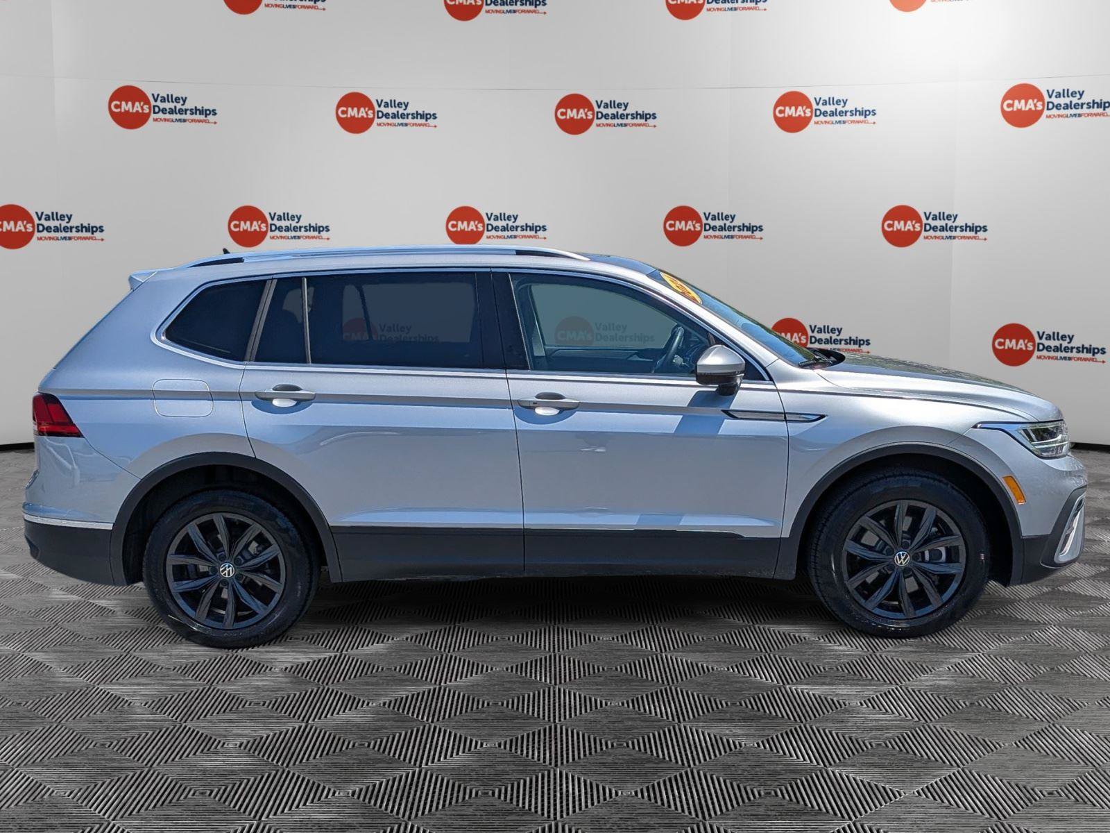Used 2024 Volkswagen Tiguan SE w/ Panoramic Sunroof Package AWD/4WD image 4