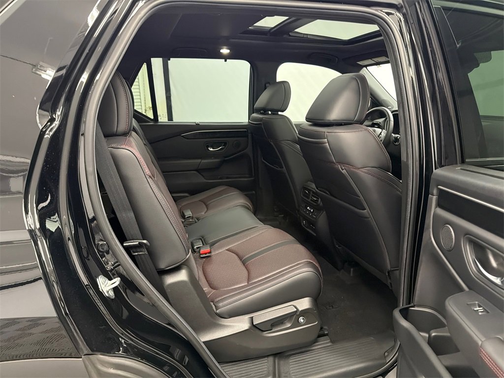 Used 2025 Honda Pilot Black Edition image 17