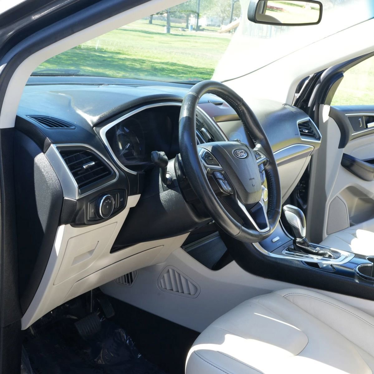 Used 2017 Ford Edge Titanium w/ Technology Package FWD image 2