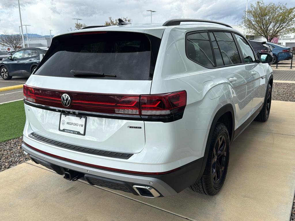 New 2025 Volkswagen Atlas Peak Edition SE image 4