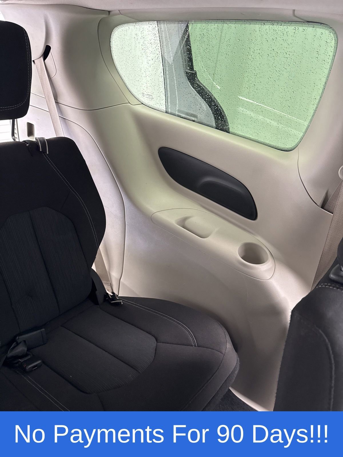 Used 2022 Chrysler Voyager LX image 32