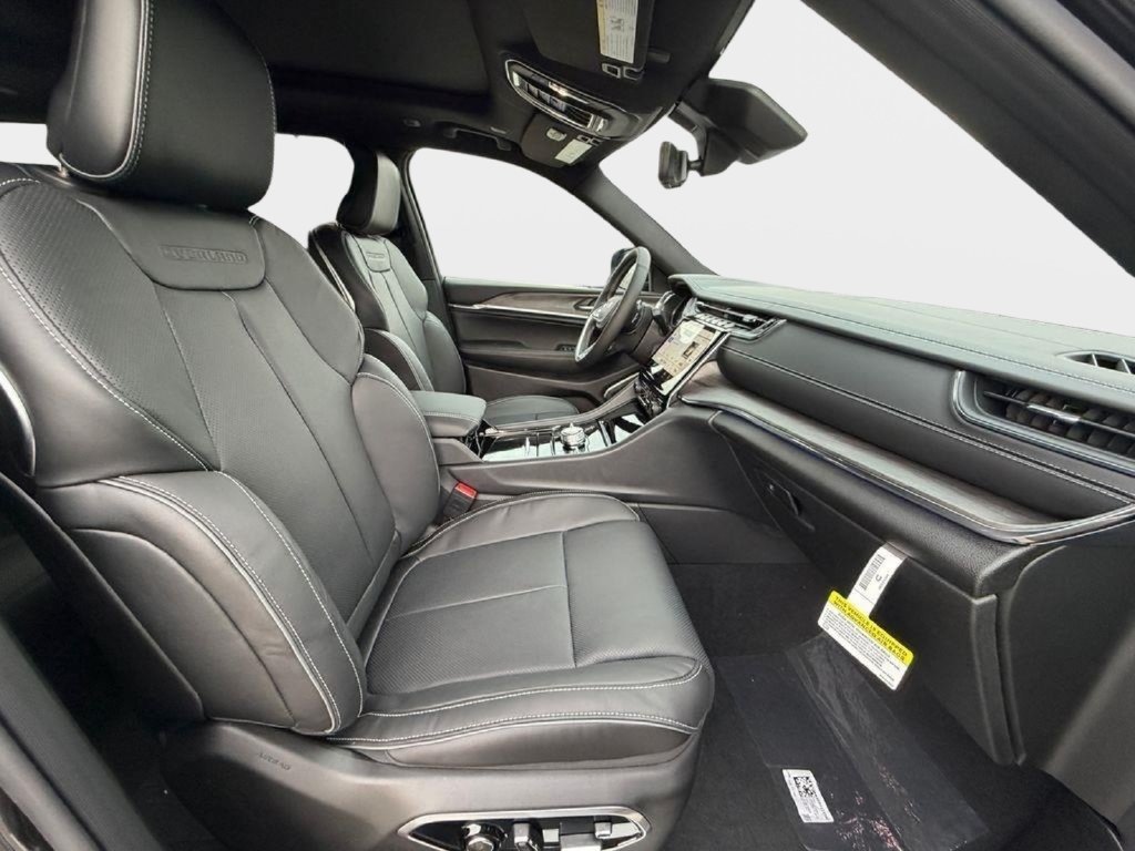 New 2025 Jeep Grand Cherokee Overland w/ Luxury Tech Group IV AWD/4WD image 15