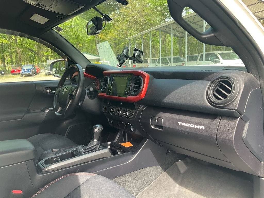 Used 2017 Toyota Tacoma TRD Sport image 11