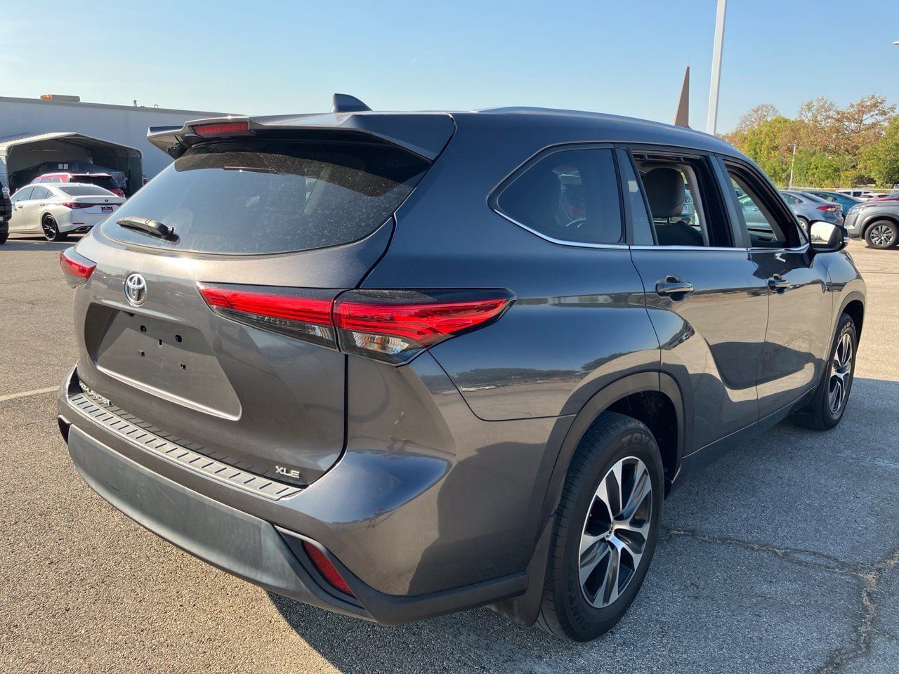 Used 2023 Toyota Highlander XLE FWD image 4