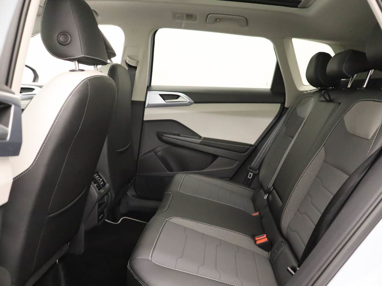 New 2026 Volkswagen Taos SE FWD image 15