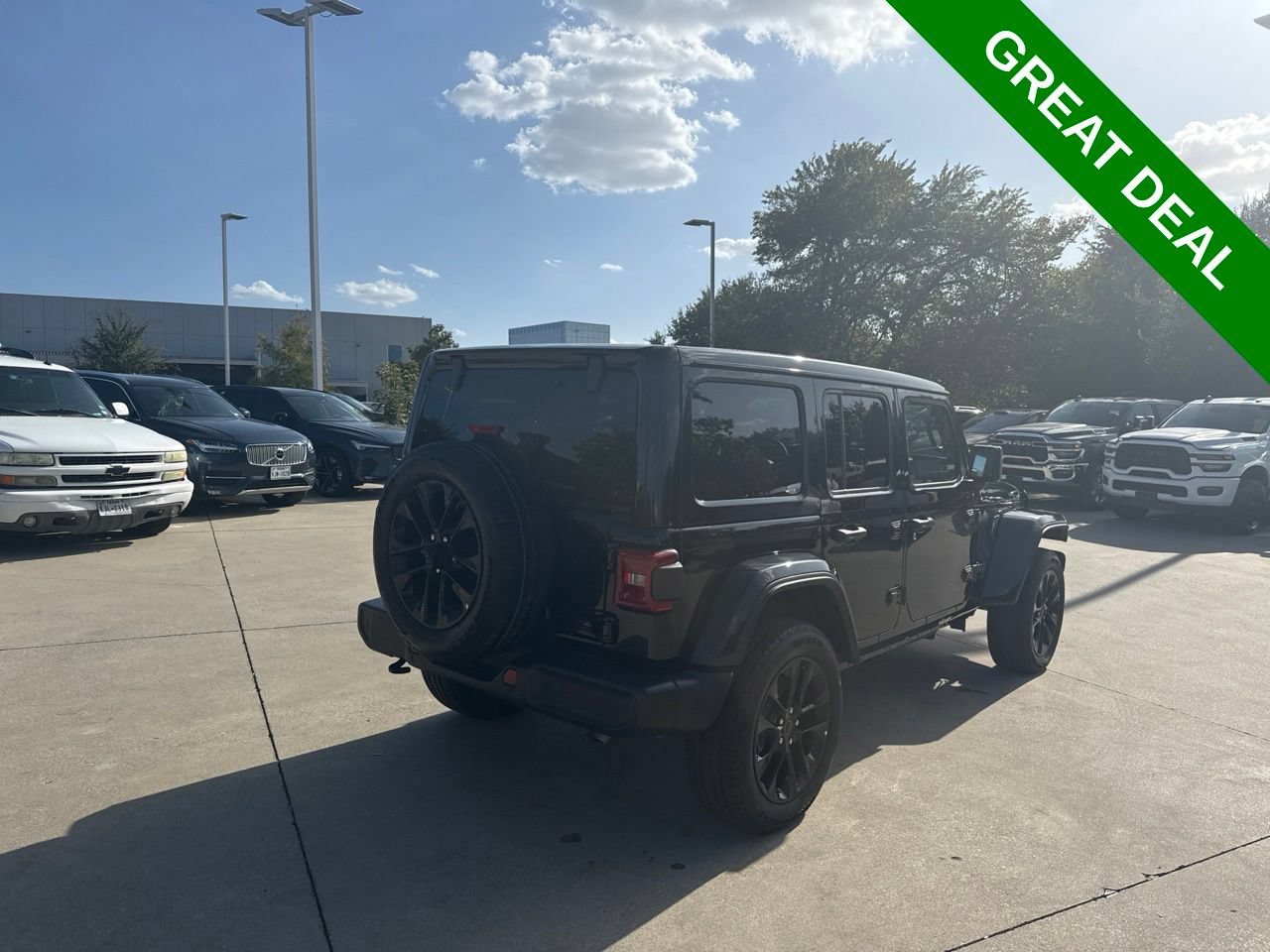 Used 2025 Jeep Wrangler Unlimited Sahara w/ Safety Group AWD/4WD image 5