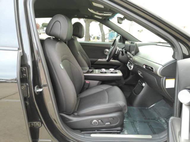Used 2024 Genesis GV60 RWD image 22