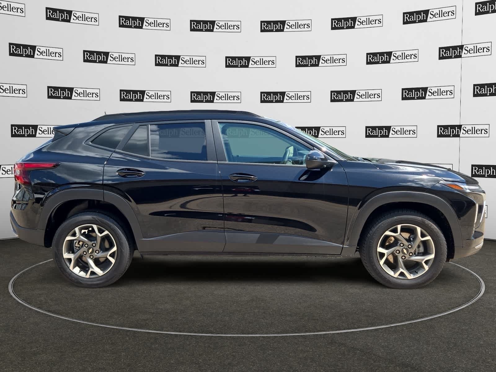 Used 2025 Chevrolet Trax LT FWD image 7