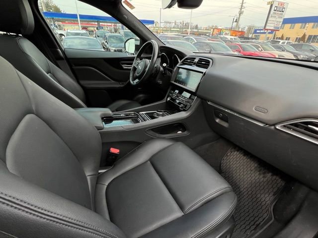 Used 2019 Jaguar F-PACE Premium image 29