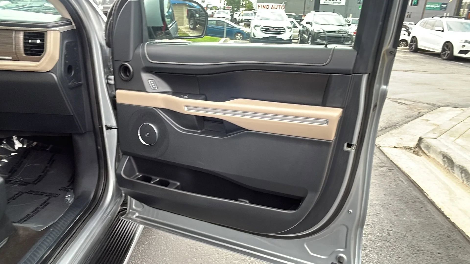 Used 2023 Ford Expedition Limited image 20