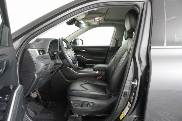 Used 2021 Toyota Highlander XLE image 19
