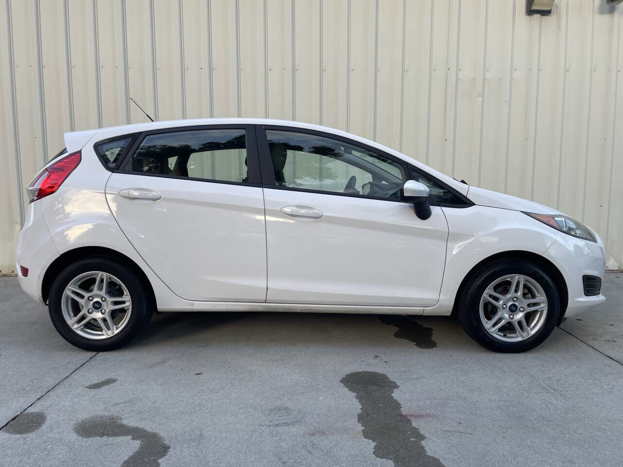 Used 2018 Ford Fiesta SE FWD image 2
