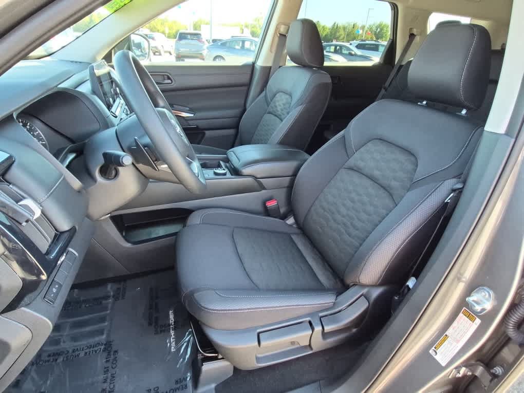 Used 2025 Nissan Pathfinder S AWD/4WD image 11