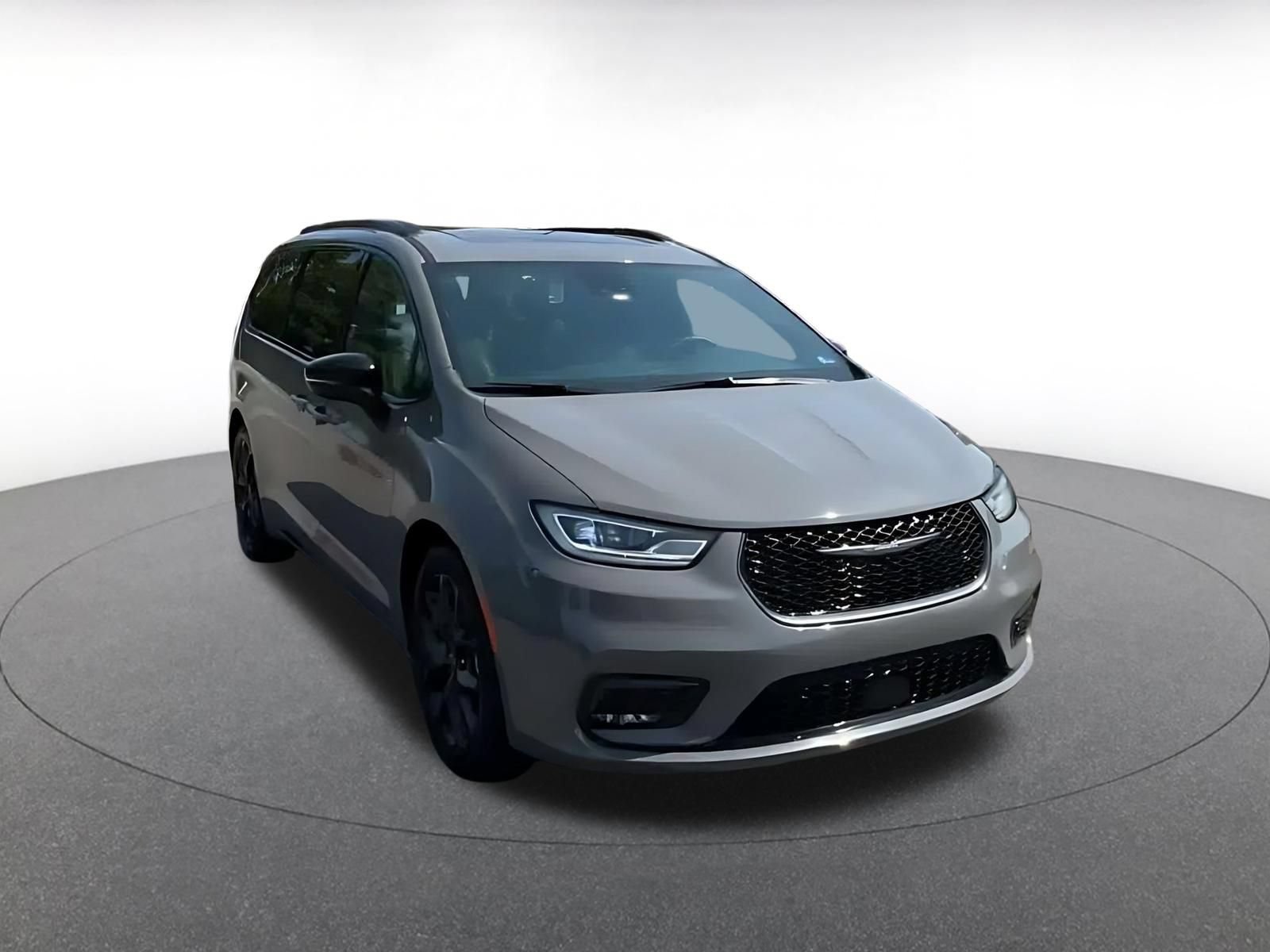 Used 2025 Chrysler Pacifica Limited FWD image 3