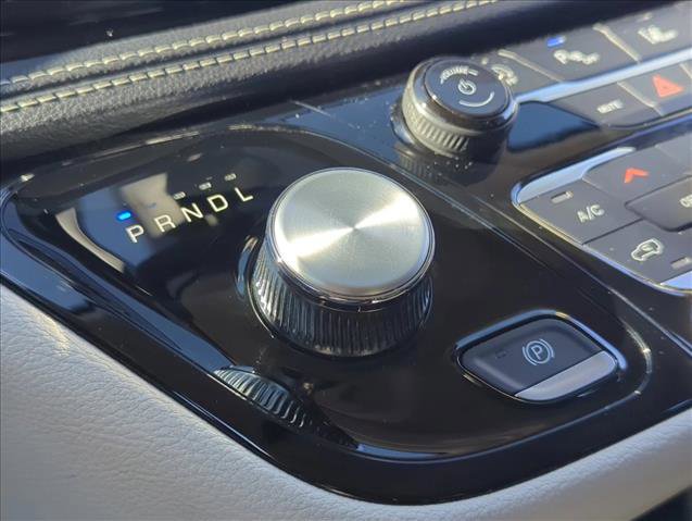 Used 2024 Chrysler Pacifica Touring-L image 9