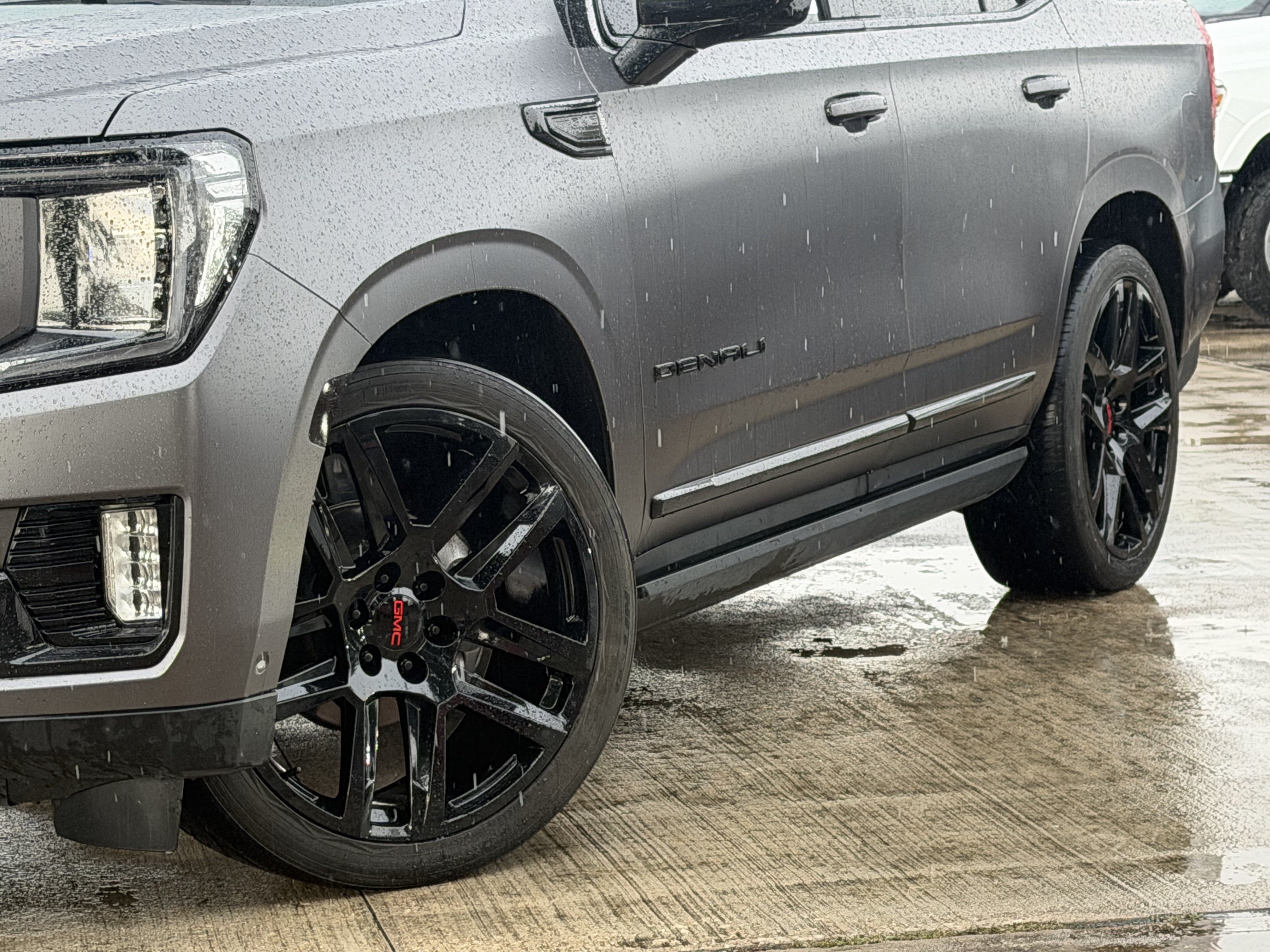 Used 2024 GMC Yukon Denali Ultimate AWD/4WD image 3