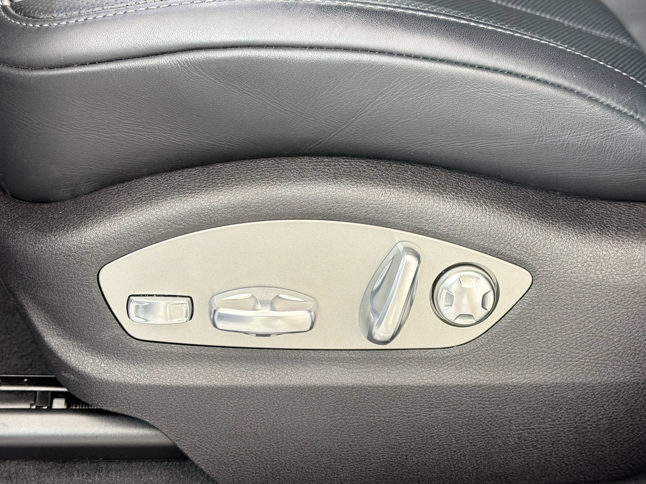 Certified 2026 Porsche Macan AWD/4WD image 16