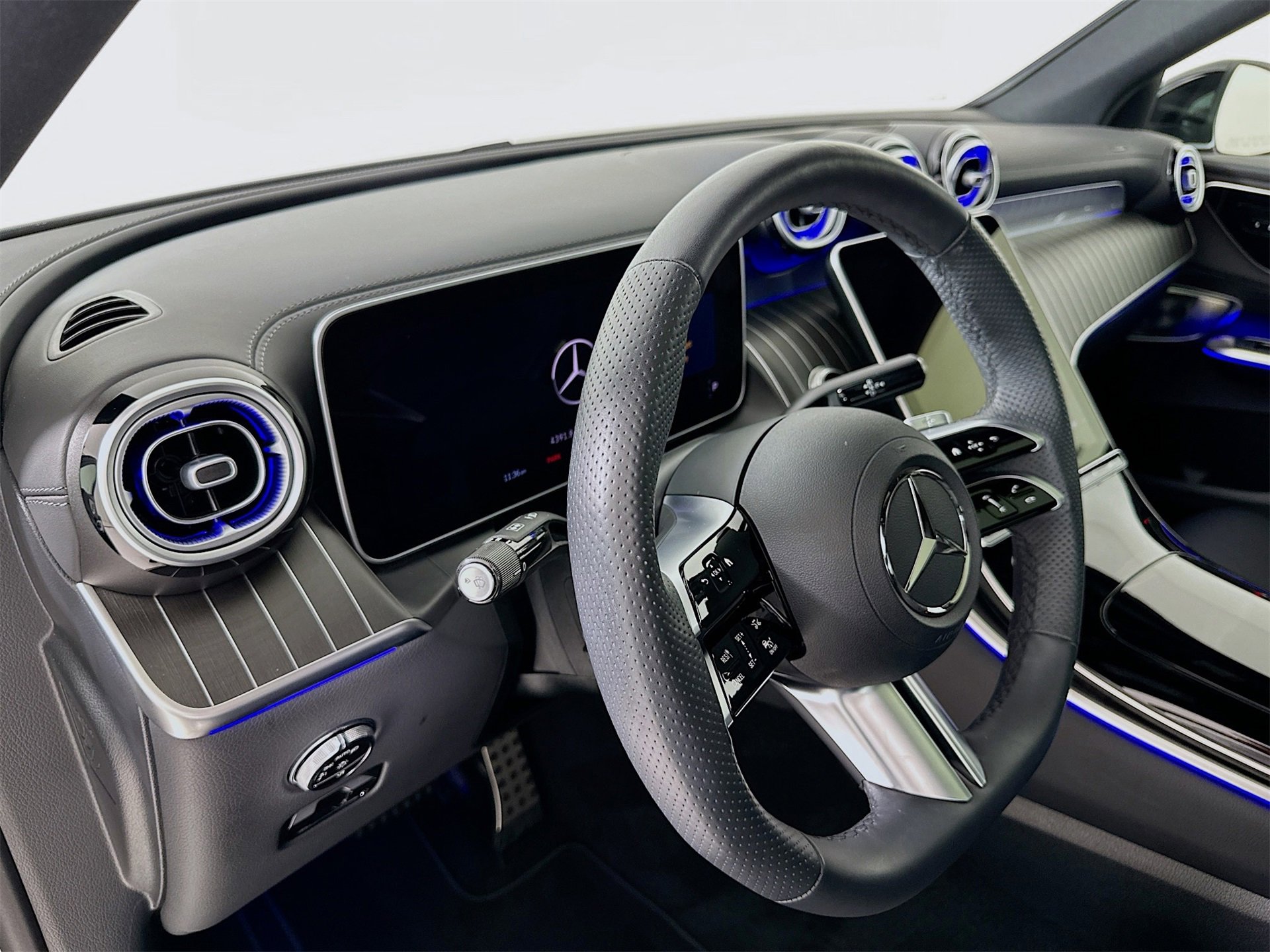 Used 2025 Mercedes-Benz GLC 300 4MATIC image 10