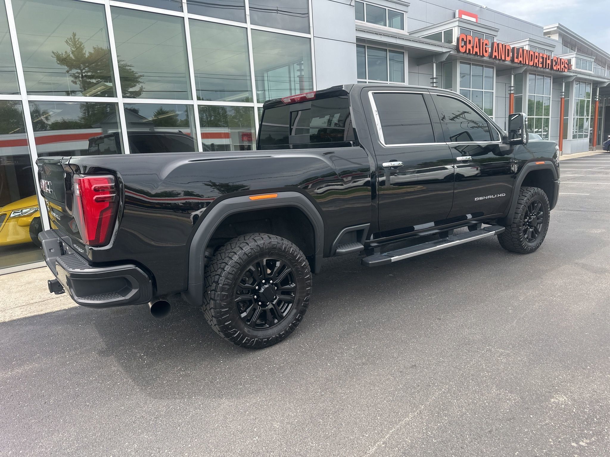 Used 2025 GMC Sierra 3500 Denali w/ Denali Reserve Package AWD/4WD image 8