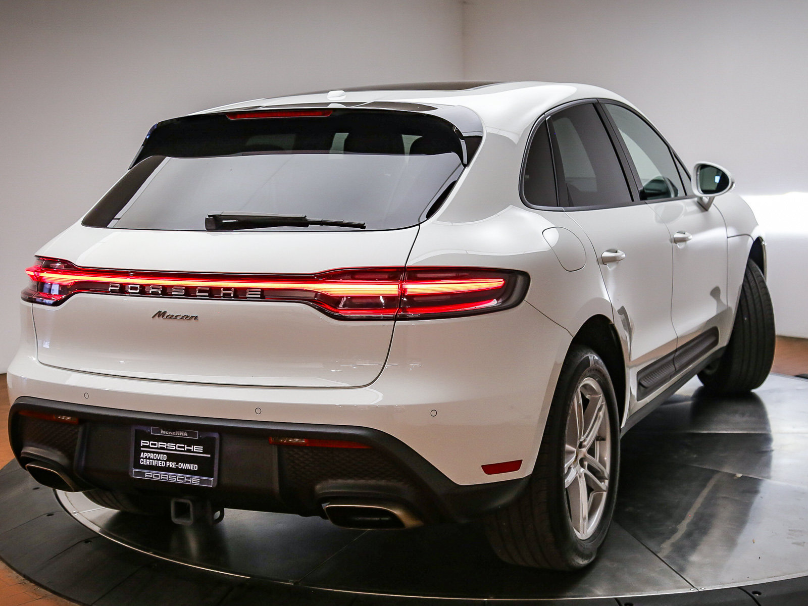 Certified 2024 Porsche Macan AWD/4WD image 8