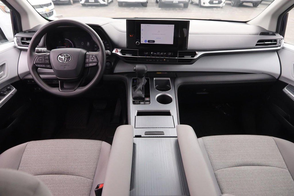 Used 2025 Toyota Sienna LE AWD/4WD image 24