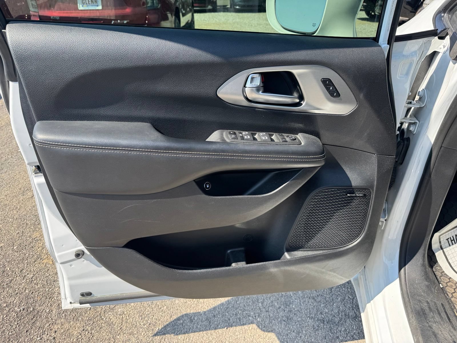 Used 2022 Chrysler Pacifica Limited w/ Uconnect Theater Family Group FWD image 11