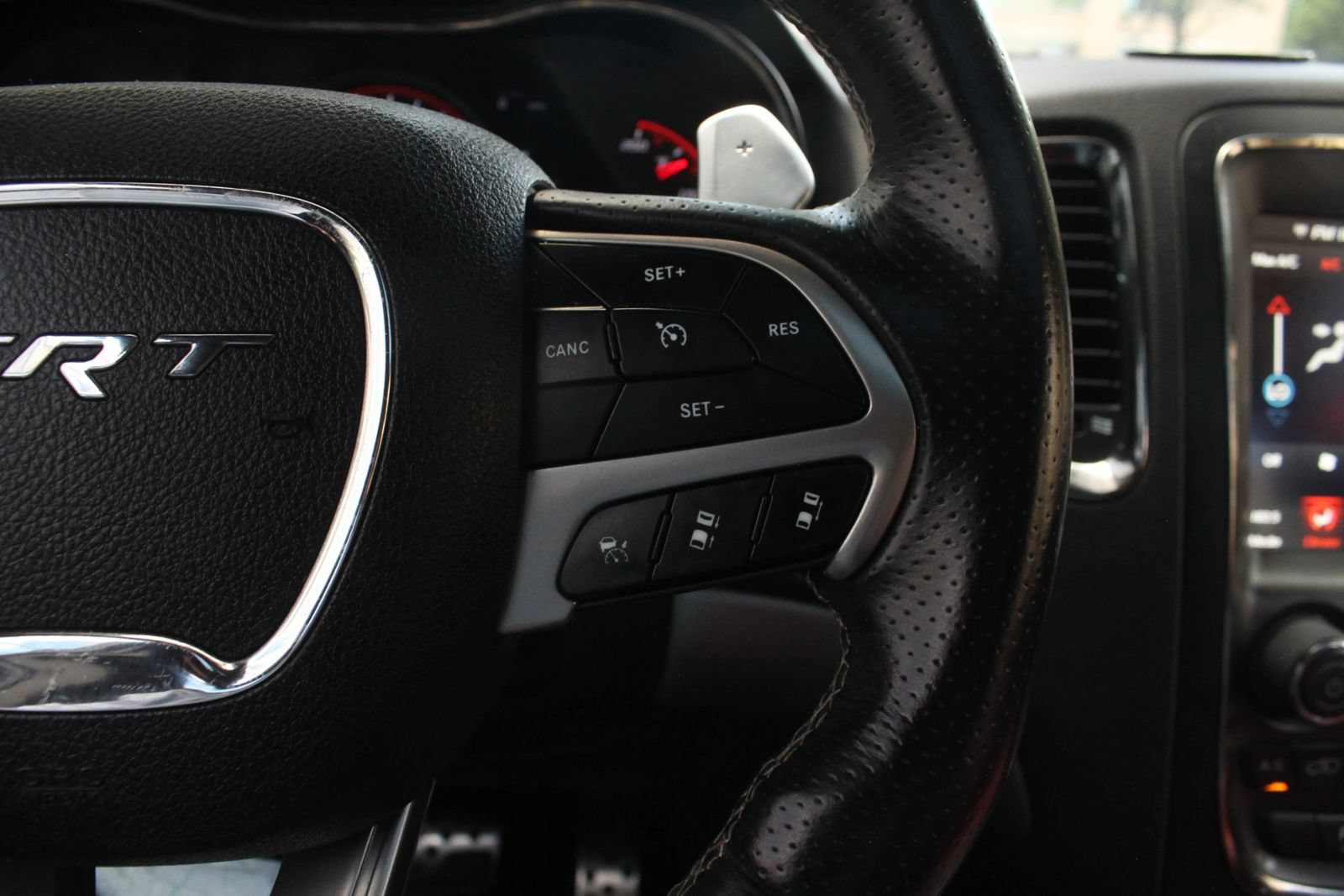 Used 2018 Dodge Durango SRT w/ Technology Group AWD/4WD image 33