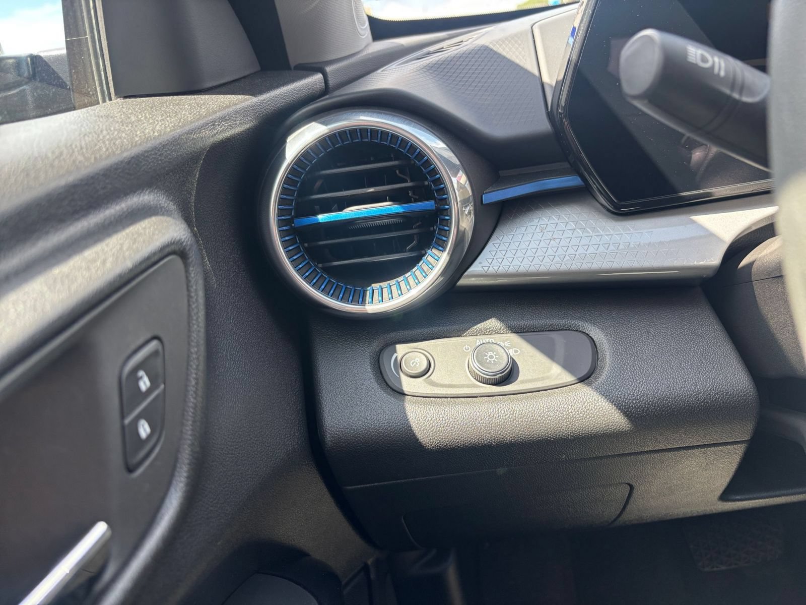 Used 2025 Chevrolet Trax LT FWD image 28