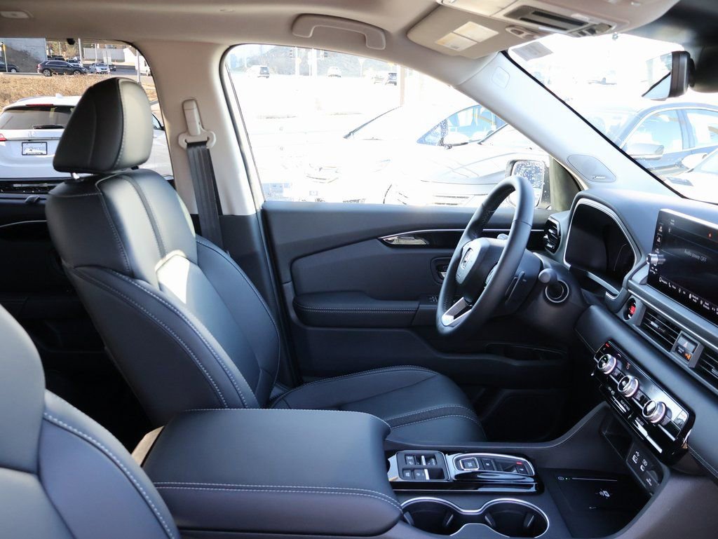 Certified 2025 Honda Pilot Touring image 8