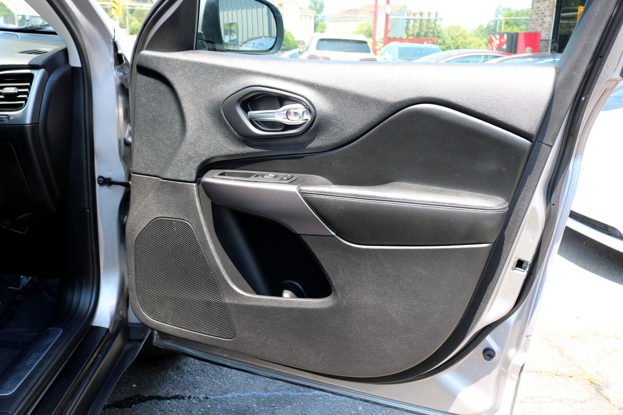 Used 2020 Jeep Cherokee Limited image 51