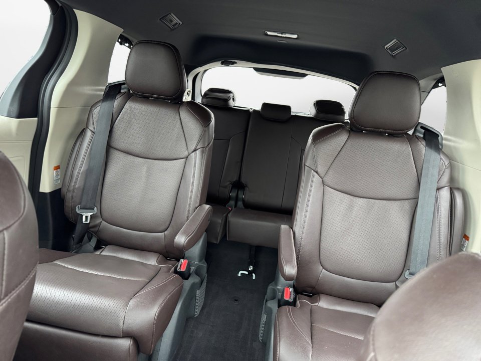 Certified 2023 Toyota Sienna Platinum image 12