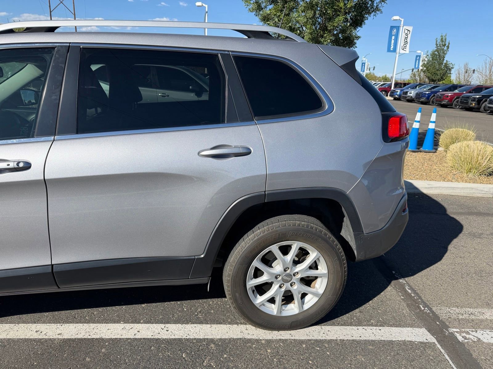 Used 2018 Jeep Cherokee Latitude Plus AWD/4WD image 5